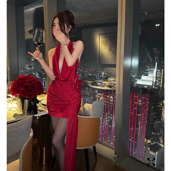 Red satin dress - Picture 2 of 3